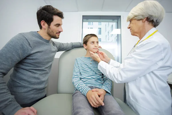 Kadın Doktor Çocuk Inceleyerek Küçük Çocuk Çocuk — Stok fotoğraf