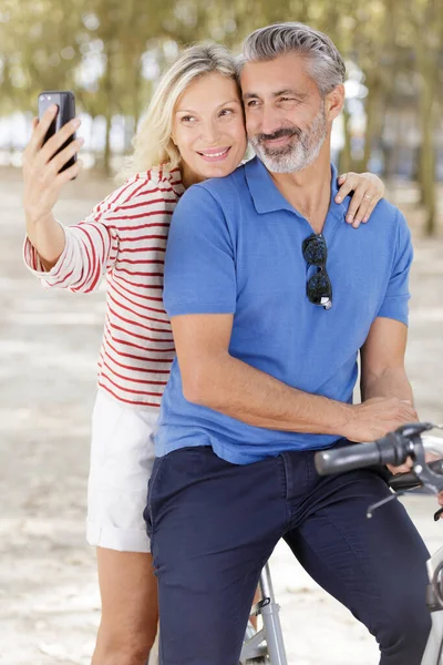 Casal Sênior Montando Sua Bicicleta Centro Cidade — Fotografia de Stock