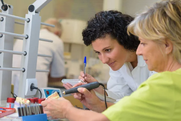 Asistente Dental Aprendiendo Trabajo —  Fotos de Stock