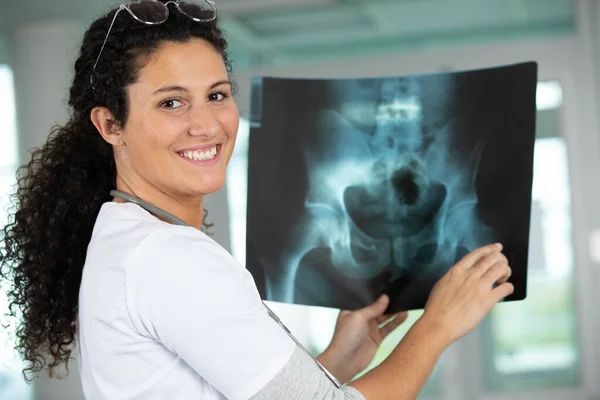 Enfermeira Feliz Olhando Para Resultados Raios — Fotografia de Stock