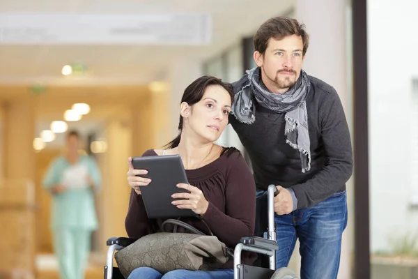 Mari Femme Handicapée Fauteuil Roulant Hôpital — Photo