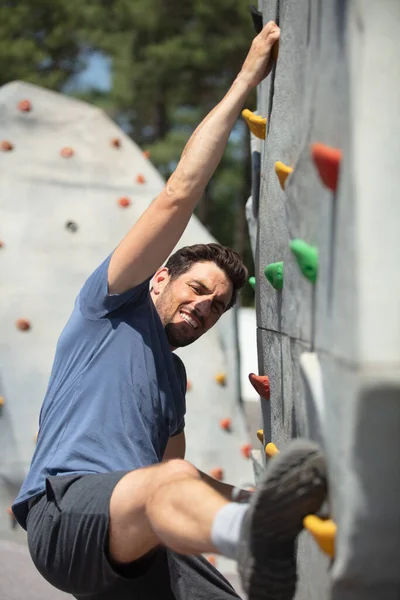 Jovem Apto Homem Exercícios Livre Montanha Escalada — Fotografia de Stock