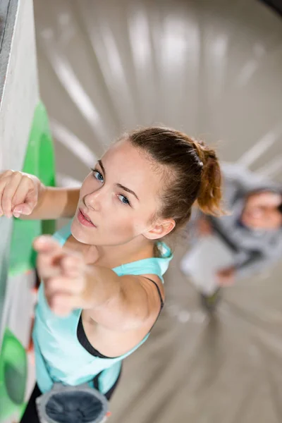 Mujer Escalando Pared —  Fotos de Stock