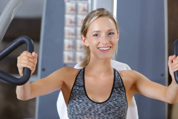 Donna Che Esercizio Della Farfalla Palestra — Foto Stock