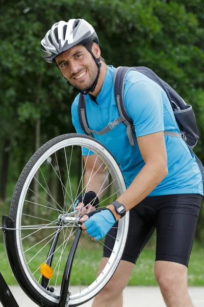 Uomo Che Ripara Una Bicicletta All Aperto — Foto Stock