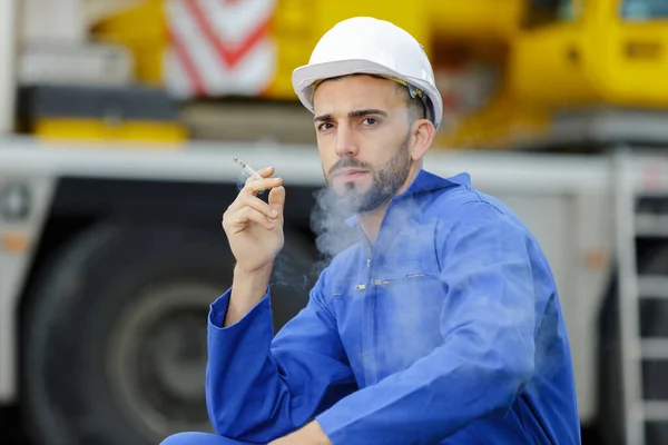 Muž Cigarety Přestávky — Stock fotografie