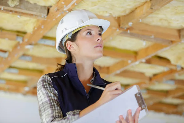 Woman Builder Writing Clipboard — Stock Photo, Image
