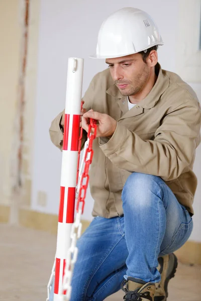 Een Bouwer Werkt Binnen — Stockfoto