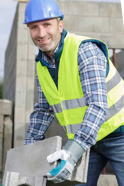 Mannelijke Werknemer Met Cementblok — Stockfoto