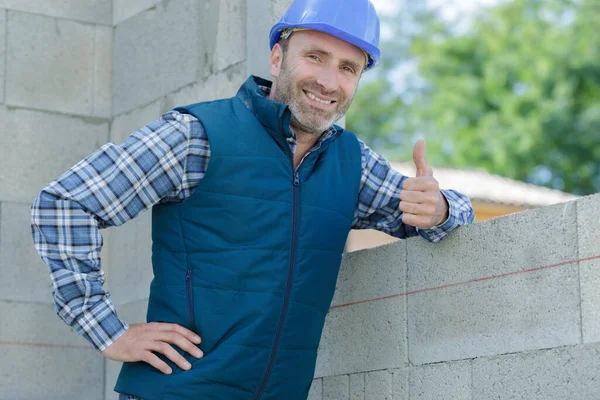 Trabajador Construcción Muestra Los Pulgares Hacia Arriba — Foto de Stock