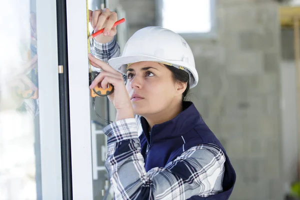 Bauarbeiterin Blickt Auf Fenster — Stockfoto