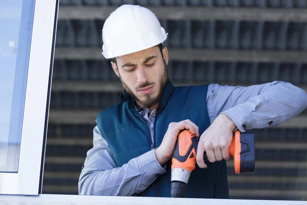 Montatore Maschio Utilizzando Cordless Power Tool Sul Telaio Della Finestra — Foto Stock