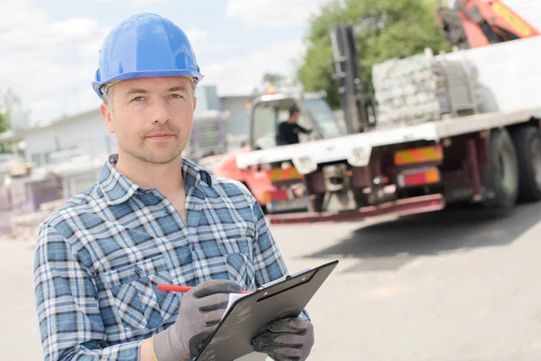 Arbeiter Mit Klemmbrett Vor Lkw — Stockfoto