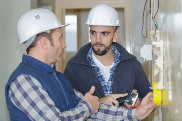 Électricien Avec Apprenti Travaillant Dans Une Nouvelle Maison — Photo