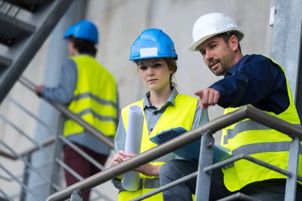 Mężczyzna Kobieta Inżynier Mówiący Hardhats — Zdjęcie stockowe