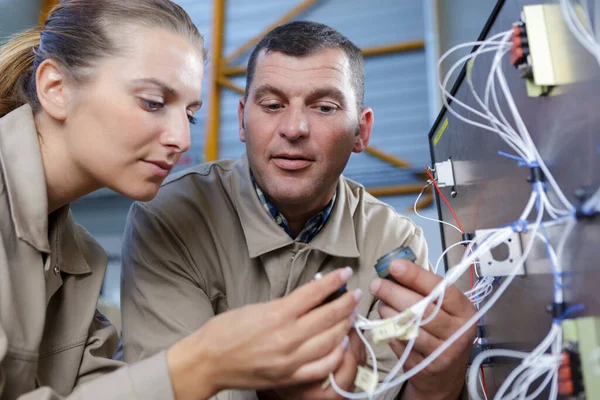 Frau Und Mann Reparieren Etwas — Stockfoto