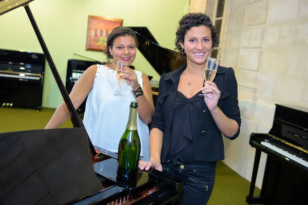 Dricka Champagne Pianobutik — Stockfoto
