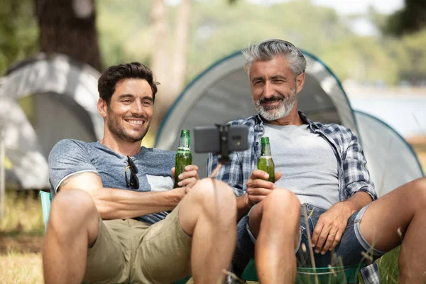 Vrienden Zitten Bier Drinken Tijdens Het Kamperen — Stockfoto