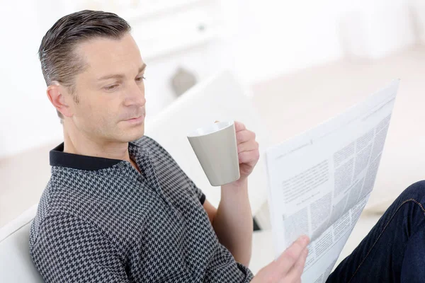 Man Kaffe Och Tidning — Stockfoto