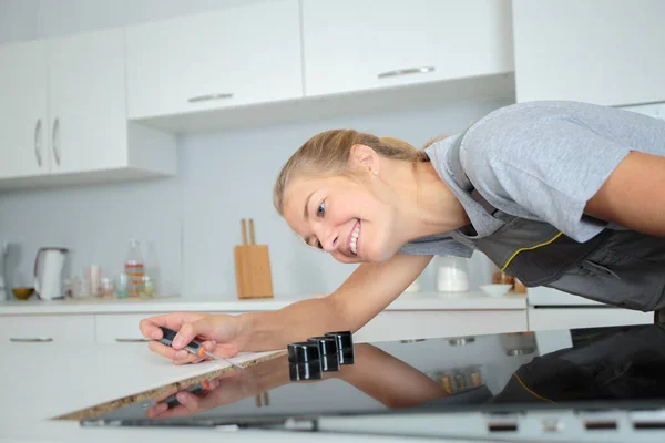 Technicienne Installant Une Plaque Cuisson Cuisine — Photo