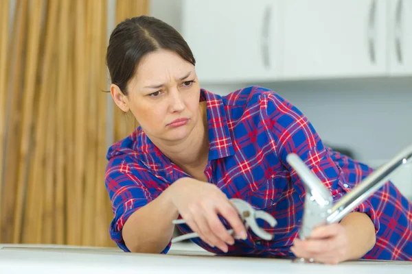 Frau Hat Probleme Mit Der Reparatur Des Wasserhahns — Stockfoto