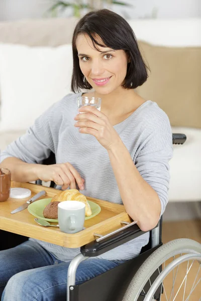 Señora Silla Ruedas Casa Comiendo Comida Una Bandeja — Foto de Stock