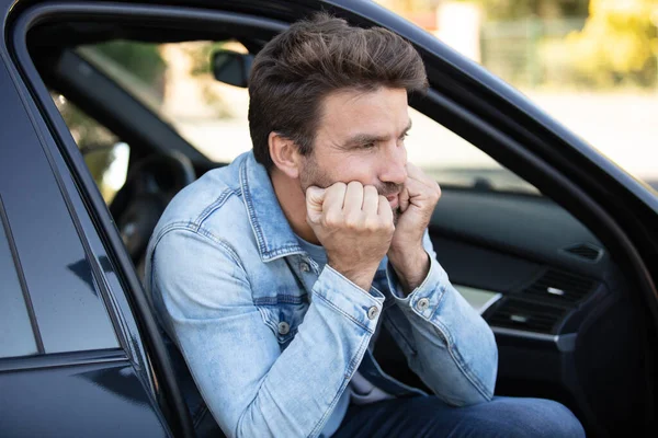 Homme Pensant Côté Une Voiture — Photo