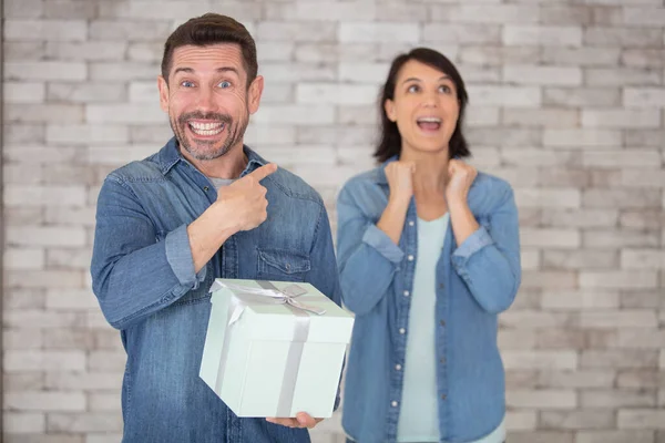 Woman Delighted Gift Her Husband — Stock Photo, Image