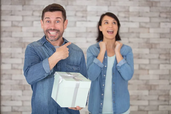 Mujer Está Encantada Con Regalo Marido —  Fotos de Stock