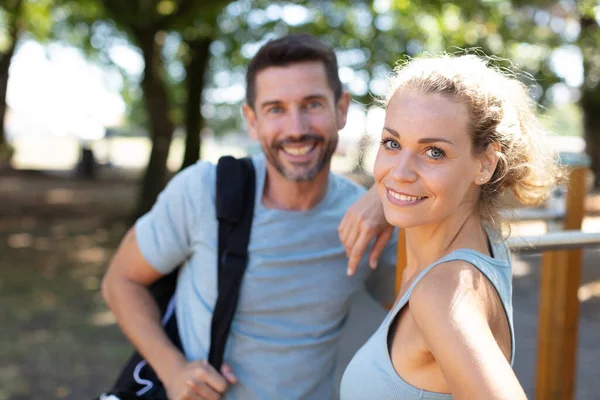 Retrato Jovem Atraente Casal Fitness Feliz — Fotografia de Stock