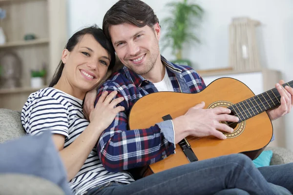 Feliz Casal Relaxado Com Guitarra Sentado Sofá Casa — Fotografia de Stock
