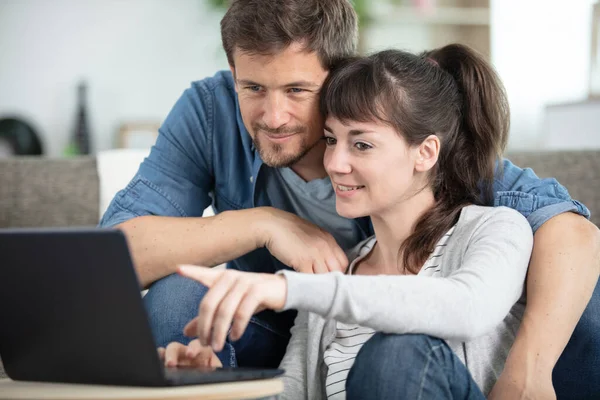 Gelukkig Paar Met Laptop Tijd Doorbrengen Samen Thuis — Stockfoto