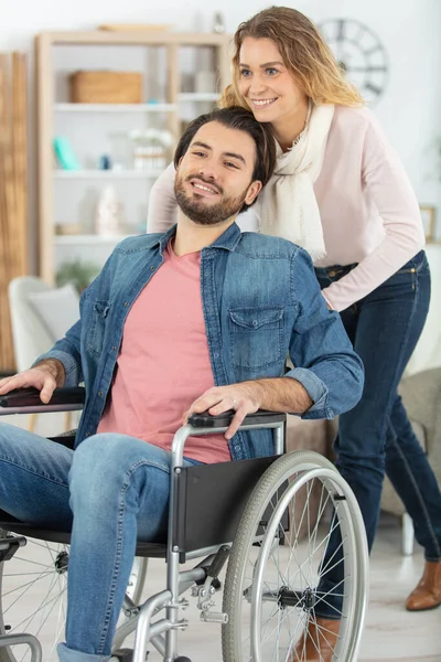 Glücklicher Behinderter Mit Lächelnder Freundin — Stockfoto