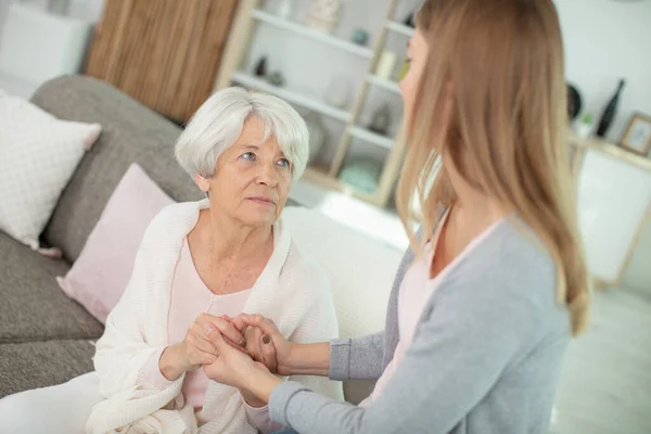 Dama Ayudando Vieja Madre — Foto de Stock