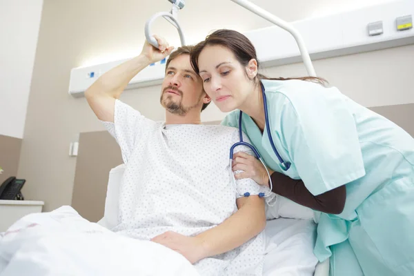 Sjukhus Man Liggande Sängen Medan Läkare Tittar Till Honom — Stockfoto