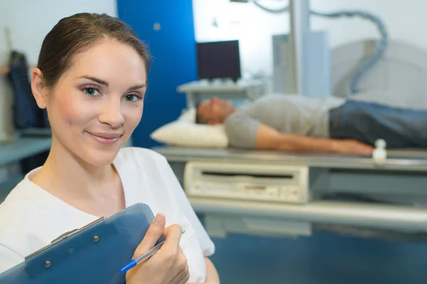 Porträt Einer Krankenschwester Die Die Kamera Blickt — Stockfoto