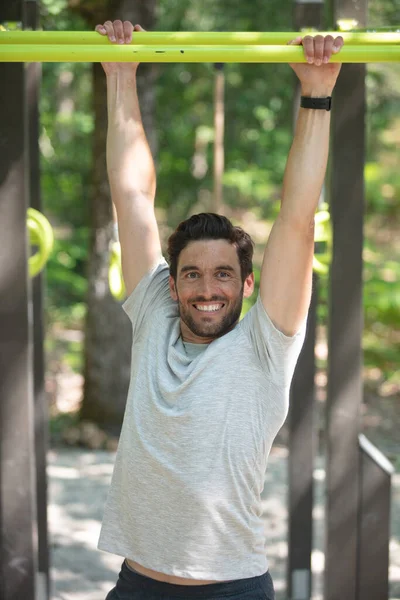 Homem Atraente Fazendo Exercício Com Bar Mergulhos Parque Cidade — Fotografia de Stock