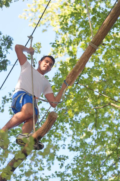 Homem Uma Corda Escalando Parque Aventura — Fotografia de Stock