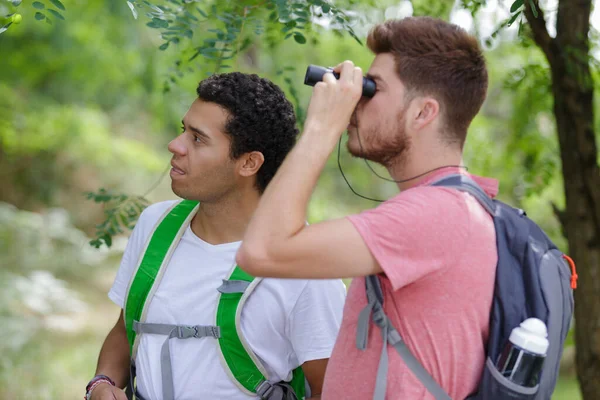 Mladí Muži Pozorující Zvířata Lese — Stock fotografie