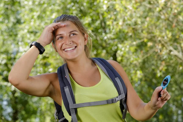 Vrouw Trail Loper Kijken Naar Sport Horloge — Stockfoto