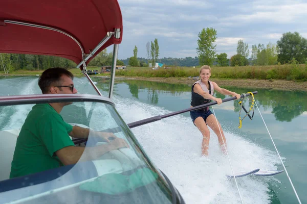 Vrouw Waterskiën Naast Boot — Stockfoto