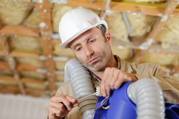 Male Builder Fitting Air Conducts — Stock Photo, Image