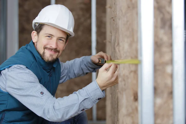 Glad Manlig Byggare Med Måttband Ler Mot Kameran — Stockfoto