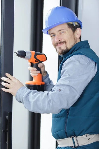 Fachmann Mit Elektrobohrmaschine Fenster — Stockfoto