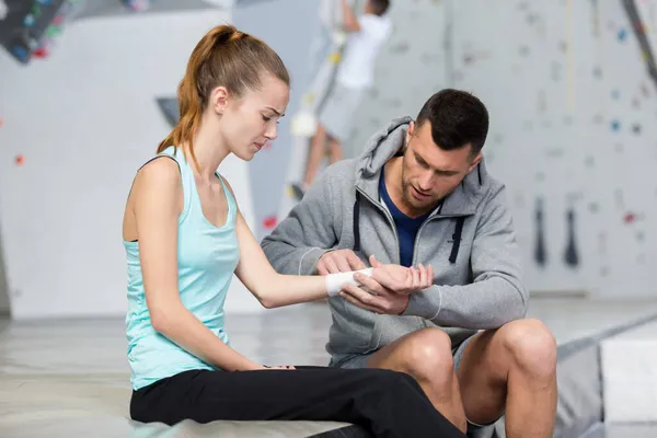 Fysiotherapeut Die Hand Van Een Vrouw Onderzoekt — Stockfoto