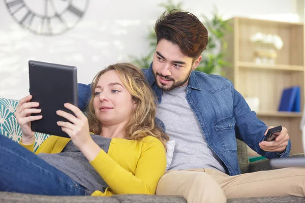 快乐的年轻夫妇在平板电脑上看互联网 — 图库照片