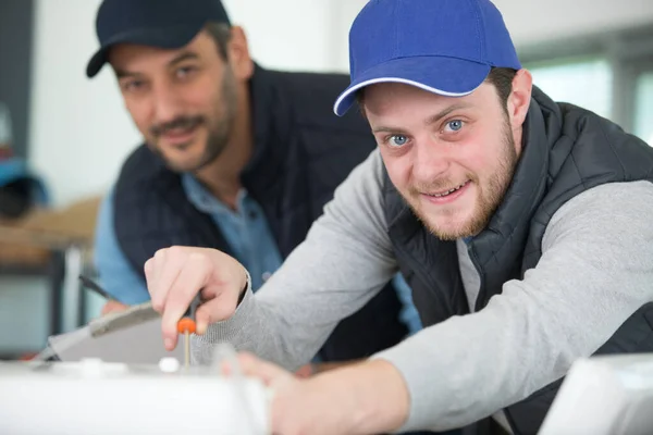 Dois Homens Parceria Construção Trabalhando Juntos — Fotografia de Stock