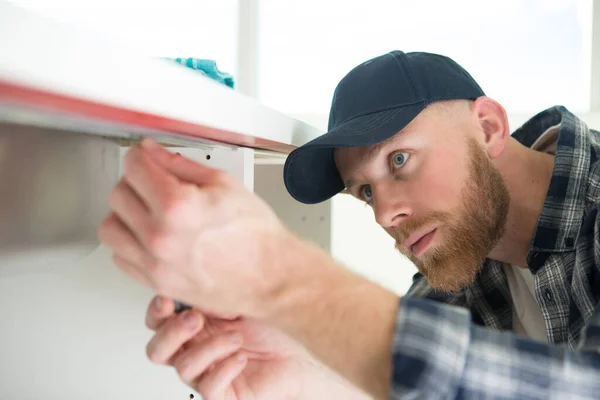 Ein Mann Repariert Küchenoberteil — Stockfoto