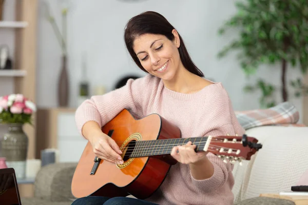 Fröhliche Frau Spielt Hause Eine Gitarre — Stockfoto