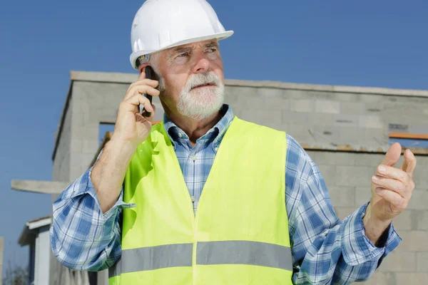 Senior Bauunternehmer Telefon — Stockfoto